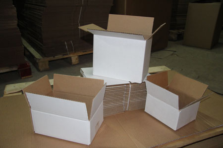 белые картонные коробки